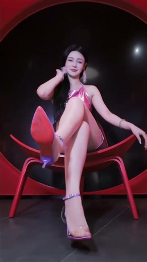 Unstable Chair Challenge: Will It Fall? (中文/English