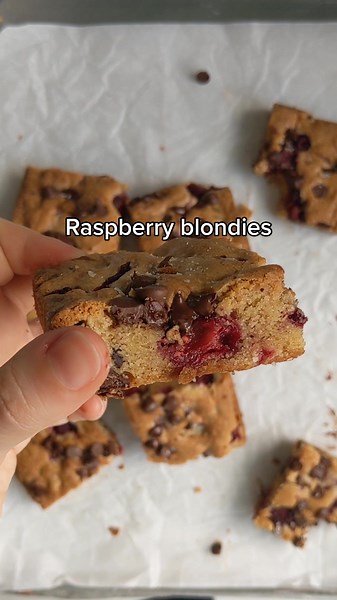 Start the week off with these raspberry dark chocolate blondies! #raspberryblondies #blondiesrecipe #easybaking