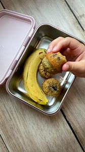 Enregistrez là pour les prochaines boîtes à goûter de votre enfant 👧🏻 ! Je les fait en version mini c’est toujours un carton 😍 ! Il vous faut 👇🏻 1 banane 100 g myrtilles 🫐 (ici ce sont des surgelées) 125 g farine 2 oeufs 75 g lait 50 g fromage blanc 25 g beurre 25 g poudre d’amandes 15 g huile végétale 1 c. à café poudre à lever 1 pincée(s) vanille facultatif Mélangez tous les ingrédients humides (banane écrasée, œuf, huile, lait, beurre, fromage blanc) puis ajoutez les ingrédients secs (f