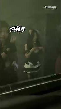 バーのトイレ、男性側の小便器の上に設置されたガラス越しに女性側の手洗い場が見える―中国