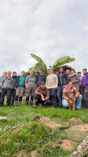 Der huuf-balance Kurs auf dem fantastischen Andalusiergestüt Smirr, durch organisation von Bettina Micout, fand am Wochenende in Waldhölzbach statt. Der Dogmatismus, dass es nur einen richtigen Weg gibt, sollte über Bord geworfen werden. Denn jeder Huf ist anders und benötigt individuelle Aufmerksamkeit. Das Konzept huuf-balance setzt genau hier an, um das Pferd in sein natürliches Gleichgewicht zu bringen. Durch das Erlernen von einfachen Referenzpunkten und das Verstehen der natürlichen Grenze