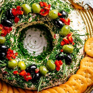 ✴️ 𝙍𝙀𝘾𝙄𝙋𝙀: https://cafedelites.com/bacon-cheese-ball-wreath/ Bacon Cheese Dip transforms into a Cheese Ball Wreath. A holiday table showstopper! | Cafe Delites