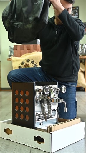 ROCKET APPARTAMENTO TCA; the next generation of Appartamento with Temperature Control Adjustment. ☕️✨ Continuing the evolution of the iconic Appartamento espresso machine with a modern aesthetic and features that take the Appartamento up a gear. The newly developed machine functions and improvements deliver an even better coffee experience in the home, raising the benchmark for performance in this category of premium domestic espresso machine. Available in 5 different colour combinations. Classi