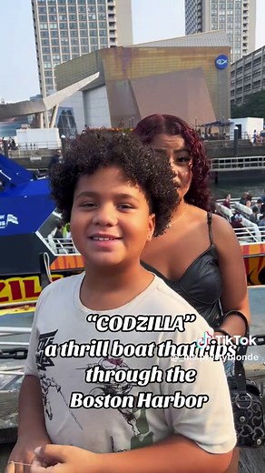 Catching waves on the “CODZILLA” Highly Recommend❕High Speed, Sharp Turns, Bouncing Over Waves, & Great Staffs. @Bchuckii94 #BostonHarbor #bostonharborcruises #Thrillride #boatride #codzilla