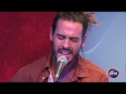 Flo Delavega chante "Printemps éternel" dans les studios de RFM