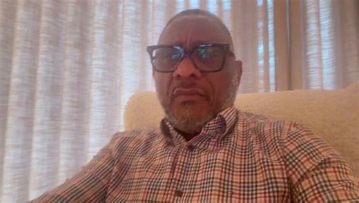 #RDC🇨🇩 : Le sénateur et ancien vice-gouverneur Gérard Mulumba, dit #Gecoco, dénonce un vide sécuritaire à Kinshasa. Vols, meurtres, kulunas « au vu et au su de la police ». Des bandits armés opèrent « avec toute quiétude ».Le sénateur et cadre du parti présidentiel affirme que la police de Kinshasa est dirigée par « le commandant le plus incompétent que nous n’ayons jamais eu ».