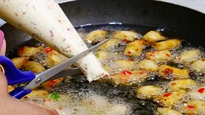 Crispy Rice Snacks😋😍 . . Ingredients List: 🍕🍣 सामग्री Boiled Potato उबले हुए आलू - 3 Rice flour चावल का आटा - 1 Cup Water पानी - 1tsp Black Pepper Powder काली मिर्च पाउडर -1/2 tsp Red Chili Flakes मोटी कुटी लाल मिर्च- 1tsp Italian Seasoning इटालियन सीज़निंग- 1tsp Oregano ऑरिगैनो - 1tsp Salt as per Taste स्वादानुसार नमक Chopped Carrot कटा हुआ गाजर - 1 Chopped capsicum बारीक कटी शिमला मिर्च-1 Ginger And Garlic Paste अदरक, लहशुन पेस्ट-1 tsp Chopped Tomato बारीक़ कटा टमाटर -1 Chopped Coriander बार