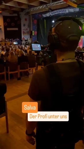 Filmteam Kulturring Donzdorf on Instagram: "Das ist Salva, der Profi unter uns. Letztes Jahr hatte er zufällig seit längerem mal wieder Karten für die Prunksitzungen ergattert. Hatte dann aber mehr unsere Kameras im Auge, als das Programm: "Respekt was ihr als Verein da auf die Beine stellt!" Und ob er mit seiner Kamera auch mal mitmachen dürfe. Gut, haben wir gedacht, soll er halt mit seinem Spielzeug mal kommen. Konnte ja keiner wissen, dass er mit einem Filmproduktions-Sprinter und einer DJI
