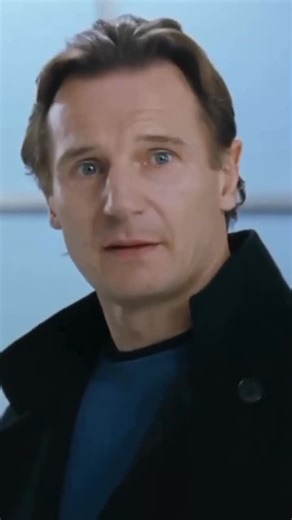 Fotogramas on Instagram: "Hay escenas que explican por qué una película se queda a vivir en nuestra memoria 🎄✨ En ‘Love Actually’, cuando Joanna le da un beso en la mejilla a Sam y él corre eufórico a abrazar a su padrastro, todo encaja: la inocencia, la esperanza y ese primer amor que lo es todo aunque dure un segundo ❤️‍🩹 Curiosidad que la hace aún mejor: Thomas Brodie-Sangster tenía solo 13 años cuando rodó esta escena y esa mezcla de nervios, alegría y emoción no estaba tan actuada como pa