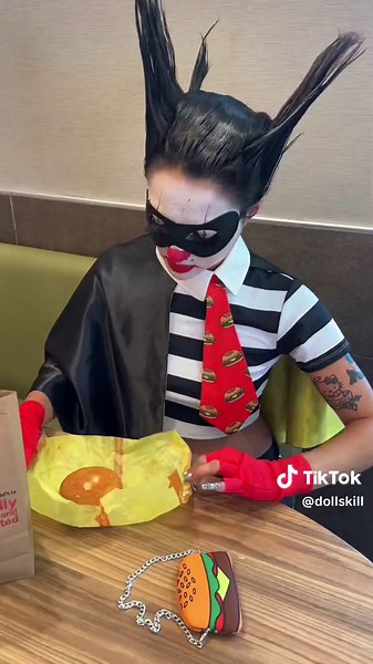 THE HAMBURGLAR 😱🚨🍔 #costumeideas #burgers #halloweenlook