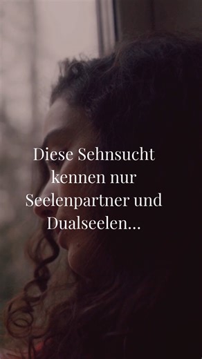 Susen | Mediale Begleitung für Seelenpartner & Dualseelen on Instagram: "und genau das macht sie so schwer. Es ist keine Sehnsucht, die aus einem Mangel entsteht. Keine, die man mit Ablenkung, neuen Begegnungen oder Erklärungen beruhigen kann. Sie lebt tiefer. Leiser. Und doch ist sie oft ständig da. Diese Sehnsucht entsteht dort, wo sich zwei Seelen auf einer Ebene berührt haben, die sich kaum in Worte fassen lässt. Wo etwas in dir längst weiß, dass diese Verbindung real ist auch dann, wenn sie