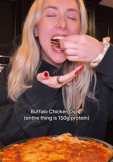 super easy and a staple for every get together (just made it for the Super Bowl) 🥵🍗🤍 recipe: •1 package of cream cheese •2 cans of chicken 10oz each —seasoned with garlic salt and onion powder •1 cup of franks hot sauce •1/4 cup of lite ranch •1.5 cups of Mexican blend cheese (mix some and then top with the rest) estimated macros for the entire thing •150g protein •37g carbs •148g fats 2070 calories To make even more macro friendly use a lower fat cream cheese and a lower/nonfat cheese (will 