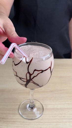 Milch im Eiswürfelbehälter | Frau Rezepte