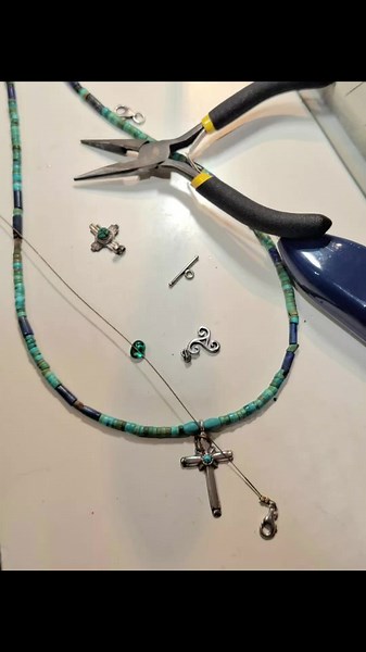 🛠Confiez nous vos bijoux cassés ou à transformer ! Réparation et transformation d'un collier en Turquoise, Lapis Lazuli et Argent ✨️ #creationbijoux #reparationbijoux #perles #bijouxhandmade #aixmaville #letholonet #bijoux #bijouxfaitmain #creationbijoux #aix #aixenprovence ##aixenprovencetourism #bijouxuniques #bijouxpersonnalises