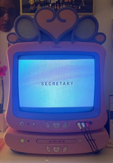 the only straight couple I like💗no one’s surprised #fyp #secretary2002 #jamesspader #maggiegyllenhaal #secretary #romcom #thesecretary #mrgrey #movietok #dvd #fypageシ #foryou