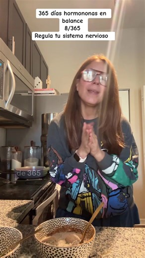 Día 8 de 365 Hormonas en Balance. Tu sistema nervioso controla tus hormonas. Si tu cuerpo vive en alerta constante, las hormonas no pueden regularse, aunque comas bien o hagas ejercicio. La seguridad es la base del equilibrio hormonal. Hoy el paso es simple: haz algo que le diga a tu cuerpo que está a salvo. Respira profundo por un minuto, siente tus pies en el suelo, sal al sol o coloca una mano en el pecho y otra en el abdomen. Cuando el sistema nervioso se calma, el cuerpo deja de defenderse…
