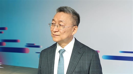 「喜慶寶」練馬師呂健威：初出排14檔，點都影響贏馬信心，始終新馬初出，跑法沒有刻意計劃，主要等馬兒走得舒服，幸好今仗遇上快步速，作賽韁口較試閘時好。馬兒質素是好，未來可以再增程。 🐎喜慶寶 🎩呂健威 🏆何澤堯 🕶️羅建生 ##喜慶寶 #有線18台 #賽馬GPS #超班馬簿 #winplayfun #賽馬 | 超班馬簿 HK Racing Post