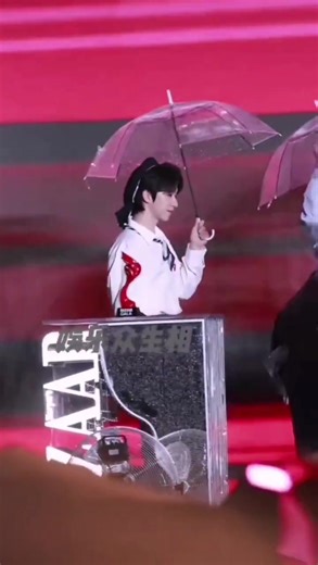 Hunan TV ลงเว่ยป๋อว่า งาน New Year Eve วันที่ 31 ธ.ค. นี้ แจ็คสันจะมีคอลแลปกับน้องๆ วง TNT ด้วย.. คอยดูดันค่ะ ว่านอกจากร้องเพลงด้วยกันแล้ว พี่จะพาน้องๆซนขนาดไหน 😄 Cr.x./pjackonly | GOT7 Review