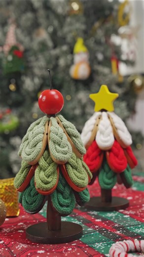 🎄✨ Tiny Christmas Tree, Big Cozy Vibes! ✨🎄 A little i-cord Christmas tree to brighten up your desk and bring that warm fall-to-winter feeling. 🍂➡️❄️ Quick, cute, and so satisfying — the perfect DIY for all handmade lovers! 🌟 Would you decorate your space with this? 😍👇 #caydo #icordmachine #knittingmachine #viralreel #tricotin #icord #handmadeaddict #DIYChristmas #CraftingSeason