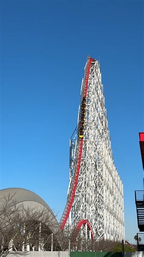 Steel Dragon 2000 at Nagashima Spa Land is one of the tallest coasters in the world. And, with its dense support structure, is probably the most impressive from a visual perspective. But what's your overall favorite giga coaster? (Video ACN) #steeldragon2000 #nagashimaspaland #スチールドラゴン2000 #ナガシマスパーランド #japan #日本 #rollercoaster #ジェットコースター #themepark #amusementpark #coastersofinstagram #coasterenthusiasts #reelsinstagram #reels #instaTPR | ACN - America's Coaster Network