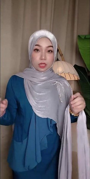 Elegant Hijab Tutorial with Shawl Shimmer