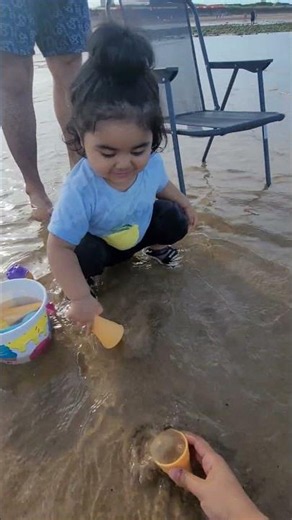 👶🏖️ Baby Girl Enjoying Beach Fun with Ice Cream Toys & Water Splashing! 💦❤️ #Shorts #beach #viral