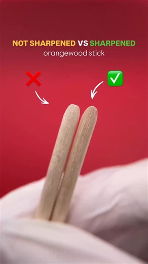Did you know that the duller your pusher is, the more pressure you apply to the nail plate? 🤔 And that pressure can lead to serious issues — damage to the nail matrix, onychorrhexis, lifting, and product flooding. ⚠️ Orange sticks often come with a blunt working edge, so they should always be sharpened before use. ✏️ Even if it looks fine, take a file and gently refine the tip — make it smooth and sharp. Wood can easily deform during manufacturing, packaging, or transport, and that tiny unevenn