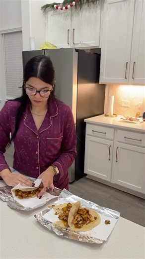 Itzel Castaneda on Instagram: "To do list.. buy some Tupperware 🥲✔️ #wife #morning #momlife #lunch"