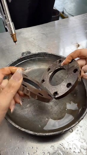 #lasercleaning #metalsurfacetreatment #laserrustremoval | keyxey06