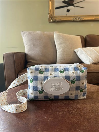 Tired of lugging around a diaper bag for those quick trips where you really just need an emergency diaper? Try a wipe pouch! Plenty of room for a pack of wipes / a few diapers! Message me for custom orders to fit your preferred wipes 🧸🍼#quilted #sewing #smallbusiness #momlife #mama
