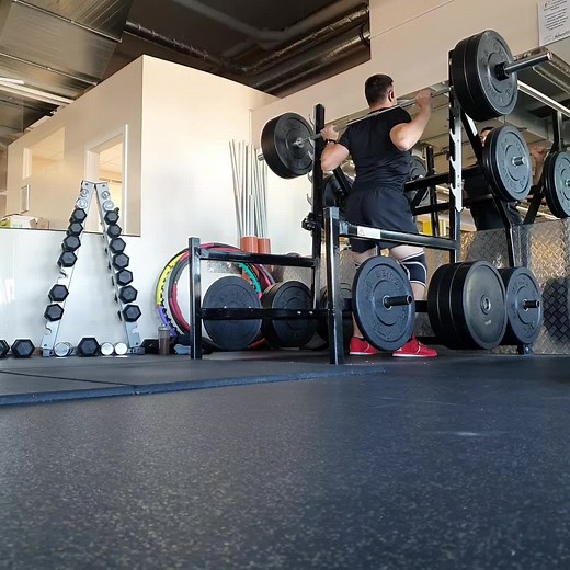 #fitness #kraftraining #langhanteltraining #sport #bodybuilding #fitnessstudio #viral #kniebeugen90kg #Kniebeugen