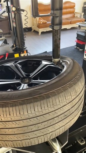 35K views · 309 reactions | No edits, no speed-up – just a real tyre-changing workflow. #olebrandselect #changer #tirestrippingmachine #tirechanger #auto #automatic #asmer #car #tires #wheels #machine #carmaintenance #asmr #YuanMechaca | Yuanmech Machinery | Facebook