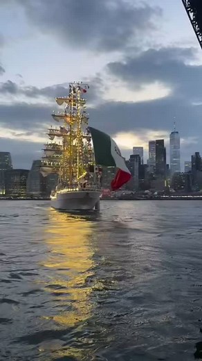 New angle from underneath the Brooklyn Bridge shows the full impact of the boat crash — this view is unreal! #BrooklynBridge #BoatCrash #NYC #BreakingNews #Boat #Crash #Navy | Wake Up World