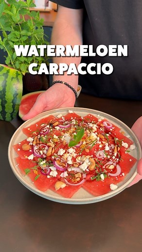 Maak jij deze zomer Watermeloen Carpaccio? 😍 Sla op voor later. Watermeloen Carpaccio is een lekkere frisse salade die je kan maken als voorgerecht of als bijgerecht. Wellicht dat je de combinatie al kende, maar watermeloen, feta en munt doen het echt fantastisch goed met elkaar. Dit recept staat in ons nieuwste kookboek 'Voor elk moment wat lekkers' 👉 dit leuke kookboek in huis halen kan via deze link: sterkindekeuken.nl/voor-elk-moment-wat-lekkers/ 🙌 #watermeloen #carpaccio #zomer #recept #