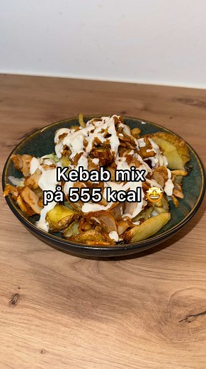 Følg @rene_macapili for flere nemme og proteinrige opskrifter 🙌 I dag står den på en kalorielet kebabmix 🥙🔥 Perfekt som hurtig aftensmad, eller når takeaway-trangen rammer, men du vil holde kalorierne i skak uden at gå på kompromis med smag og protein 💪 🔥 Næringsindhold (pr. portion): 555 kcal 38,1 g protein 48,8 g kulhydrat 22,4 g fedt 🛒 Det skal du bruge (1 portion): 200 g kyllingekebab 200 g pommes frites (bruger kartoffel dippers fra Rema1000) 50 g salatblanding 30 g creme fraiche dres