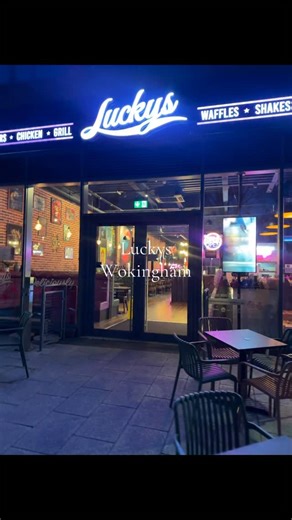 Cruse Twins on Instagram: "[AD/INVITE] Tonight we had dinner at @luckyswokingham and omg… absolutely DELICIOUS 😍 The aesthetic is chef’s kiss — neon signs, flowers and those big American-diner style booths 🌸✨ We were spoiled for choice with the menu 🤤 We ordered: • Nachos to start • Smash burgers (honestly the best we’ve had!) • Fried chicken mac & cheese – INCREDIBLE • Peri fries + chilli loaded fries • Popcorn chicken kids meal + a burger kids meal… both demolished! I’ve never seen Wynter e