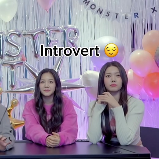 Introvert vs Extrovert: Fun and Insights 🤣