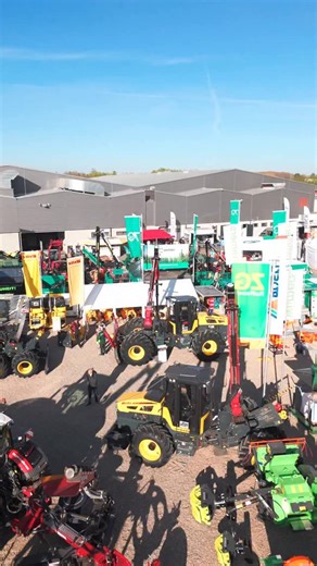 @forst_live_offenburg 2026 wird mehr als nur eine Messe. In der EDEKA-Halle erwartet dich drei Tage voller Innovation, Austausch und echter Zukunftsthemen rund um Wald, Holz und Klima. Dich erwarten starke Messestände, moderne Forsttechnik sowie spannende Fachvorträge und Podiumsdiskussionen. Am Freitag diskutieren Politik, Wissenschaft und Praxis über die Zukunft der Waldwirtschaft, am Samstag stehen der Wald Connect Award und der Waldbotschafter 2026 im Fokus und am Sonntag wird die neue Waldk