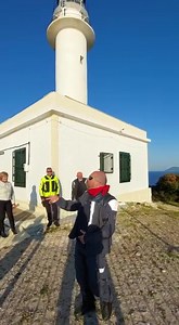 Dal nostro tour in #Grecia, eccoci ai piedi del faro di #Lefkada, dove una meravigliosa strada scende, ricca di curve, fino alla costa. | Motoexplora Viaggi in Moto