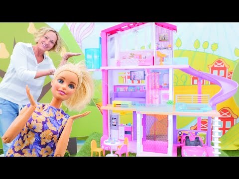 Nicole packt Barbies Traumhaus aus. Spielspaß mit Puppen. Video für Kinder