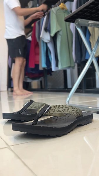 ✨ Kenalin nih, DOLOMITE JACQUARD TRIBAL! Sandal kece yang bakal jadi andalan lo musim ini! Dengan insole EVA foam super empuk, outsole karet anti slip, plus strap nylon 3 cm yang stylish abis—lo bisa jalan santai tapi tetap pede maksimal. 🌿 Nyaman? ✔️ Stylish? ✔️ Bikin lo pengen dipakai ke mana-mana? Double ✔️ #ExploreWithAvtech #OOTDOutdoor #AvtechStyle #DolomiteTribal