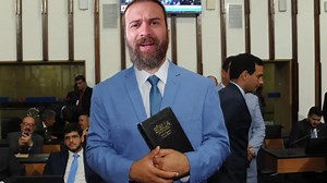 182K views · 10K reactions | Nikolas Ferreira foi capaz até de exorcizar Nando Moura e convertê-lo ao vivo no pastor do pau oco. Ou seria pastor do coco oco? Que humilhação! | Carlos Jordy | Facebook