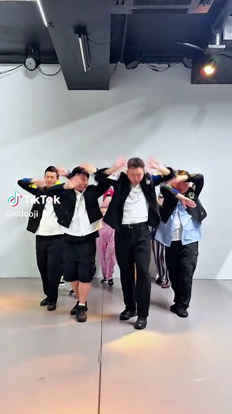 おじさんとおばさんのパジャママパックコラボダンス