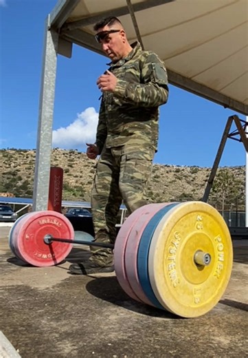 Μερικες αρσεις θανατου σε εξωτερικο χωρο.Δυνατος κορμος απαραραιτητο για εκρηκτικοτητα καλυτερα απο κατι χαζες ασκησεις.