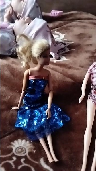 quem nao entendeu, e que Em abril eu coloquei minha barbie encima do armario e ai ela caiu e mofou