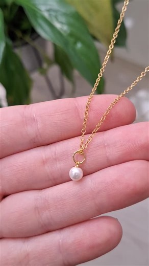 The Curious Gem : Jewellery Making Supplies on Instagram: "You NEED this necklace hack 👀👆️⁠ ⁠ We've been seeing this amazing necklace hack everywhere and we had to share it with you! This is a great solution when your charm is too small for both ends of your necklace. ⁠ ⁠ - Attach the charm to the spring clasp⁠ - Thread your chain through the bail⁠ - Rotate it so the small loop connecting the clasp to the chain goes through the jump ring on your pendant⁠ - Unclip the pendant from the clasp!⁠ ⁠
