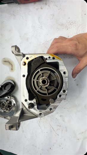 2019 BMW X5 (G05), B58 engine with oil pump failure! We had a very long thought before posting this video, but we thought it’s best we do so to share with everyone on this issue, because sharing is caring! First and usual symptoms is the engine oil level cannot be measured. It will read until 18%-20% and fails, unable to read the engine oil level. Other symptoms will be a humming or whining noise from the engine. This issue affects pre-2021 cars with the 3-litre, inline 6; B58 engine with genera