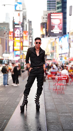 Chris Ferreira on Instagram: "Nos vemos del otro lado de la riqueza mi querida Patricia ❤️💰💃🏻🕺🏻 #Money #dinero #humor #friends #amigos"