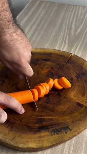 Mix banana, carrot and turmeric.