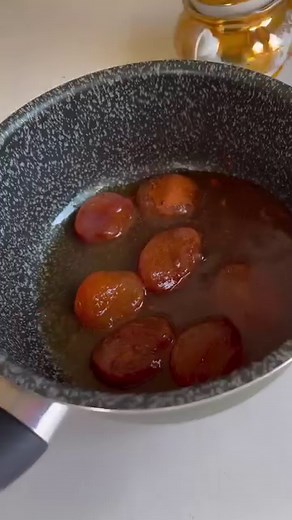 TAJINE DI AGNELLO ✨ Il tajine di agnello è un piatto molto popolare in Marocco! La sua particolarità è il sapore finale mix tra dolce e salato, è uno dei piatti agrodolci tradizionali per eccellenza! ✅ INGREDIENTI: (Per 2 persone) 300g di carne di agnello 300g di cipolla 1 mazzetto di prezzemolo fresco Sale q.b. 1 noce di smen (burro marocchino) Spezie utilizzate: 1 cucchiaino di zenzero 1 cucchiaino di curcuma Mezzo cucchiaino di pepe nero 1 stecca di cannella Per decorare: 100g di albicocche e